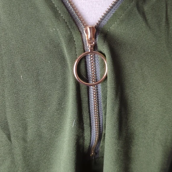 Green Sleeve Top W/ Zipper embellishments NWOT - Picture 2 of 6